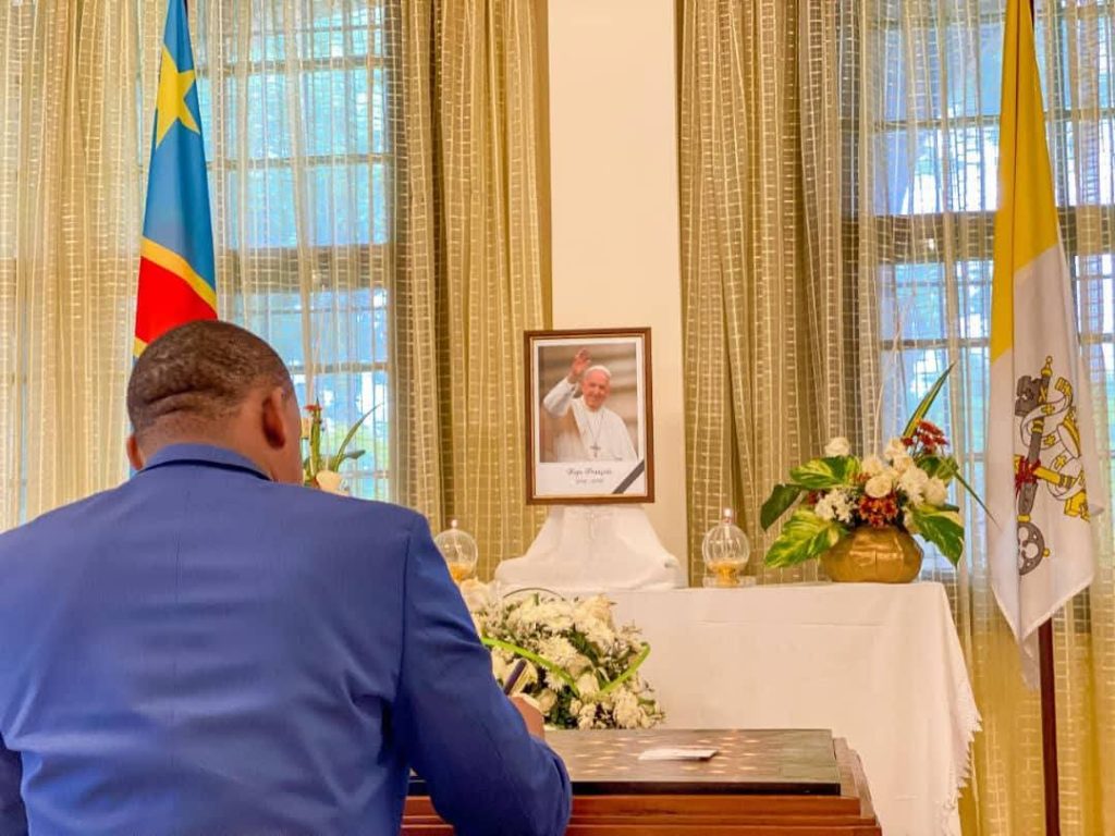Décès Pape François : A l’instar du chef de l’État, Phinées Massombo, le Bourgmestre de la commune de Kasa-Vubu signe le livre des condoléances à la nonciature.